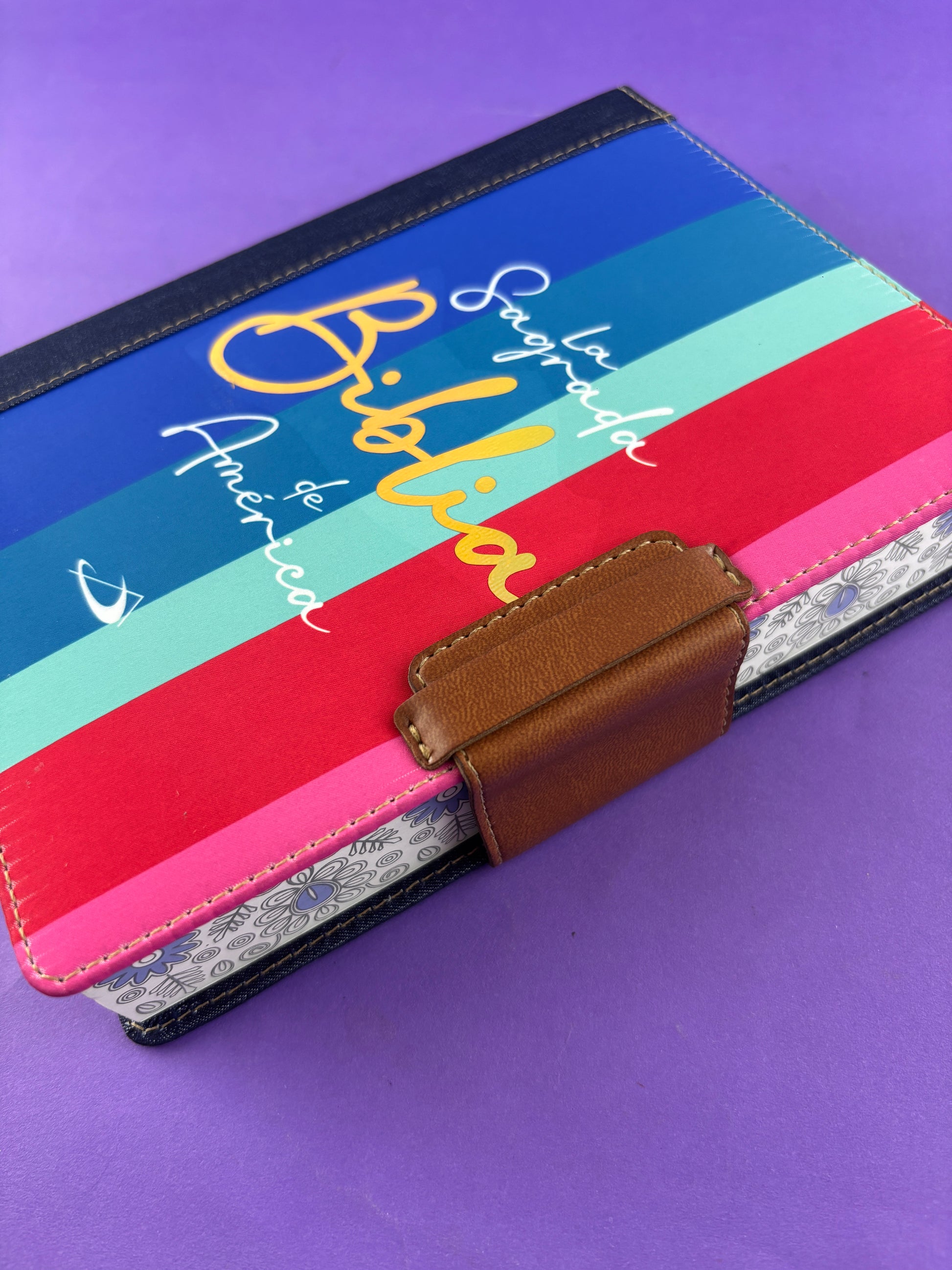 Sagrada biblia de américa franjas de colores de lujo con broche by Varios