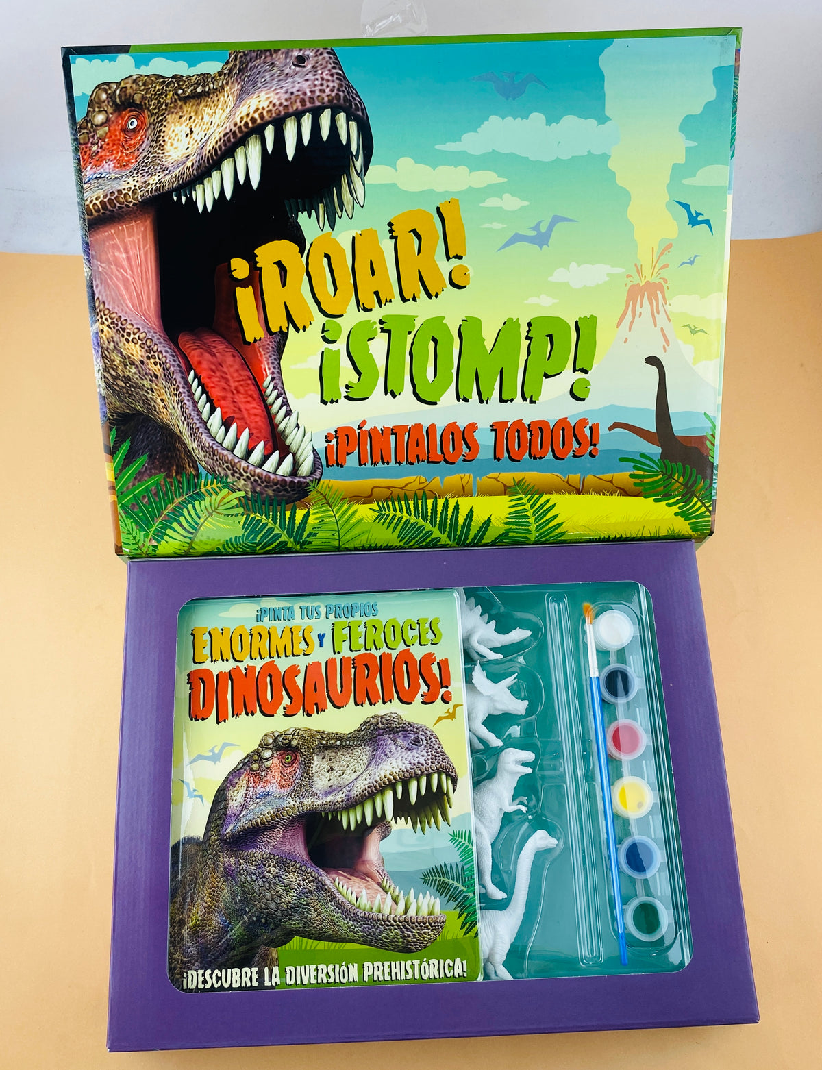 Pinta tus propios enormes y feroces dinosaurios by Varios Autores