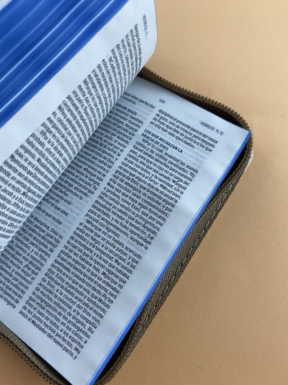 Biblia mini beige canto azul con cierre