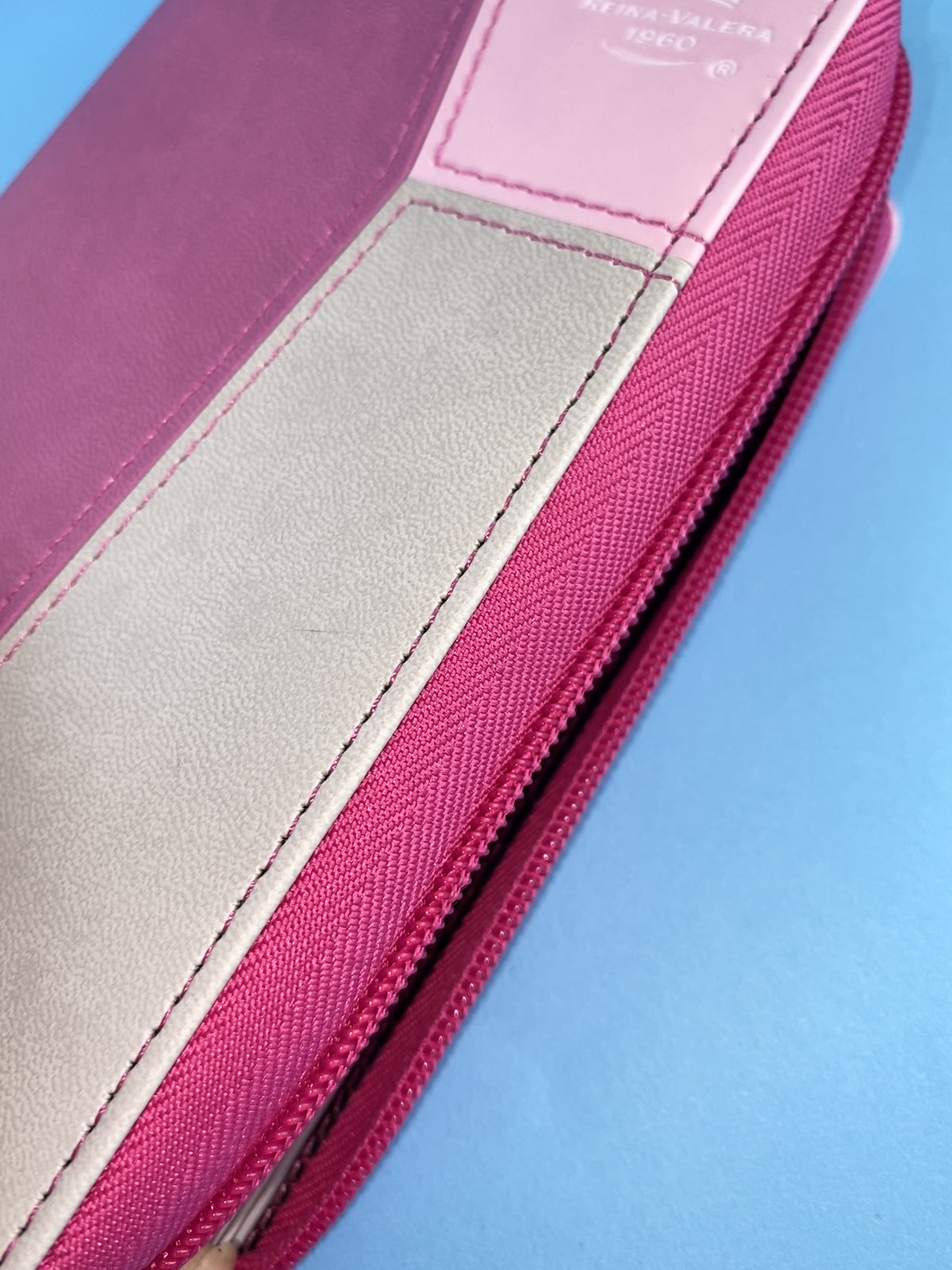 Biblia tipo chequera rvr 1960 con cierre e índice fucsia-rosa-gris