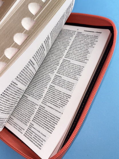 Biblia tipo chequera rvr 1960 con cierre e índice coral-beige