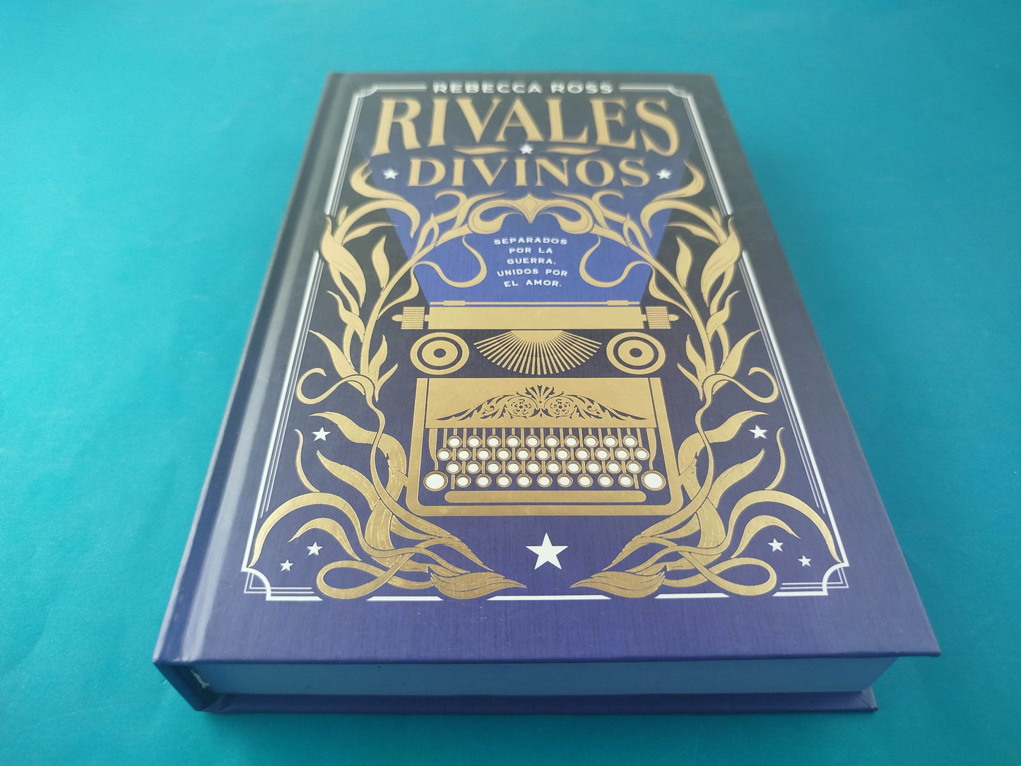 Rivales divinos: Separados por la guerra, unidos por el amor.