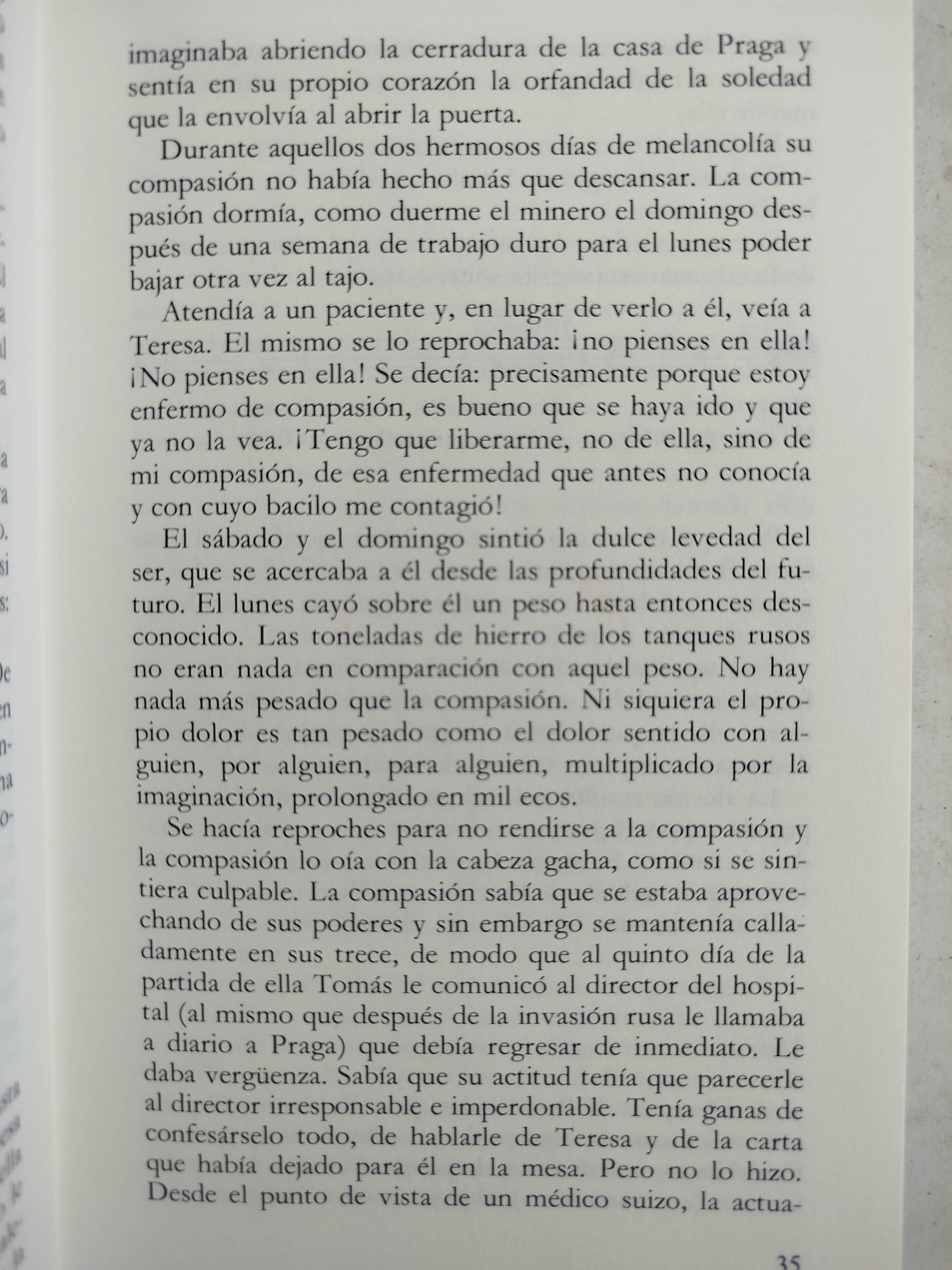La insoportable levedad del ser by Milan Kundera