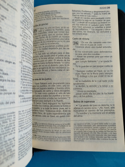 Biblia latinoamericana con cierre color negro