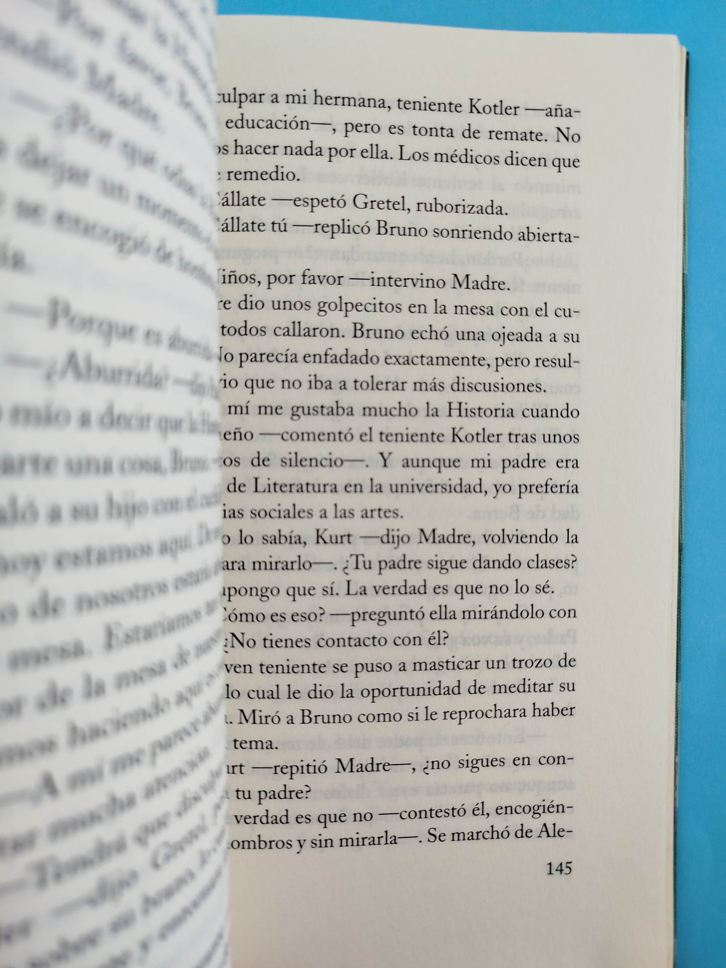 El niño con el pijama de rayas