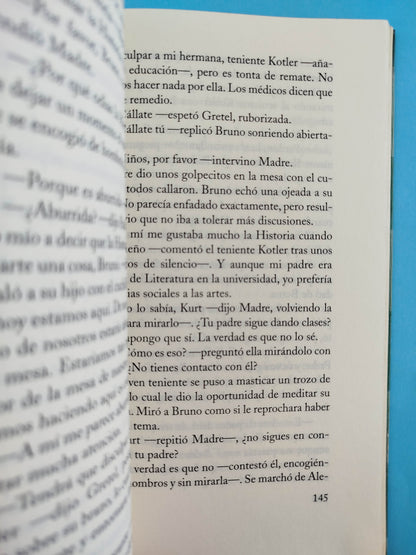 El niño con el pijama de rayas
