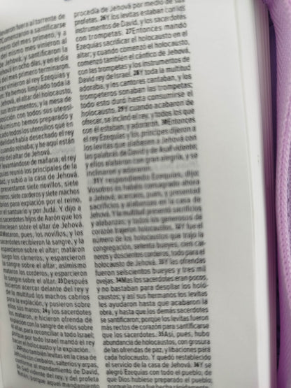 Biblia mini morada con cierre canto blanco by Reina Valera 1960