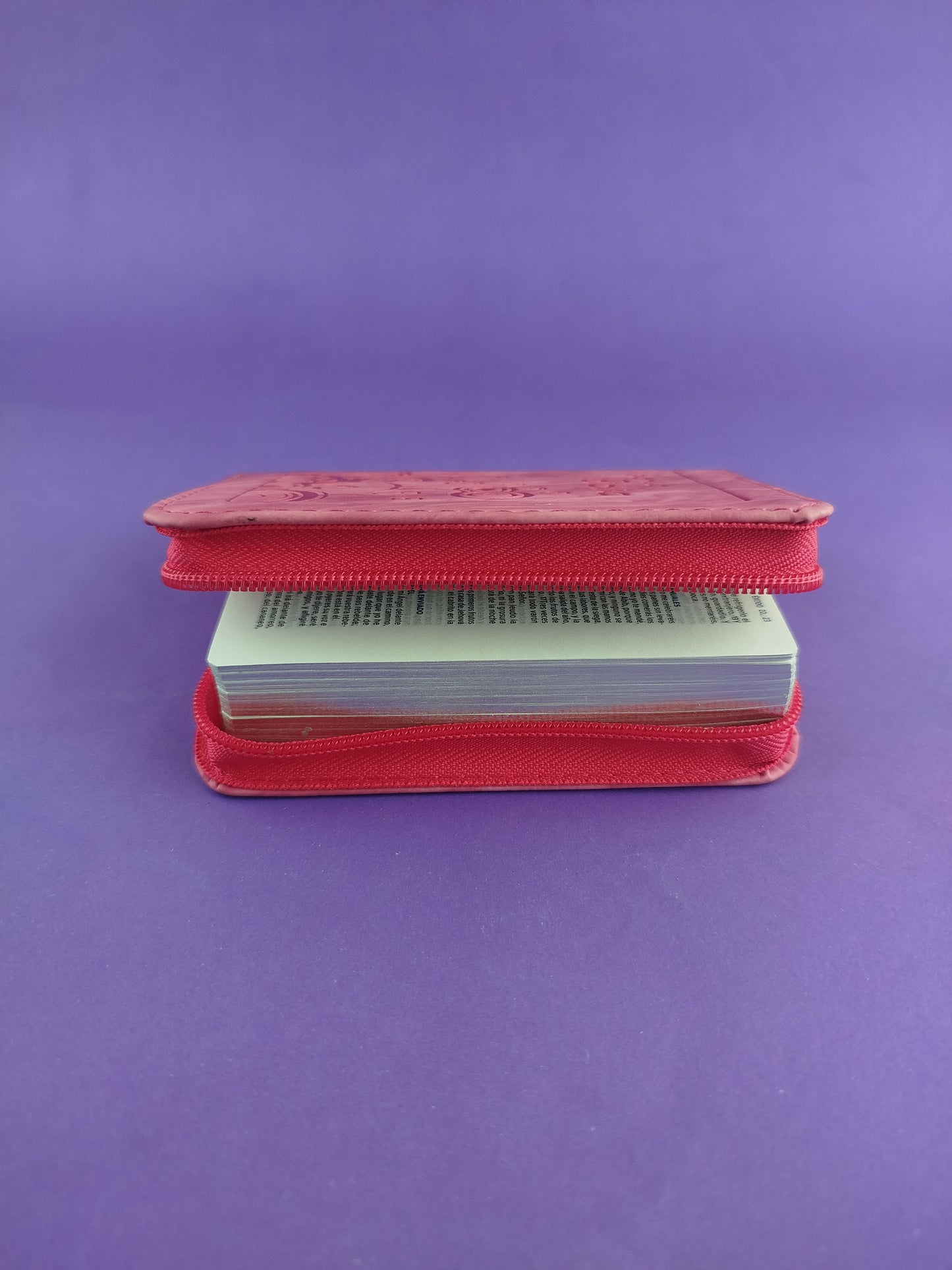 Biblia mini fucsia canto plateado con cierre