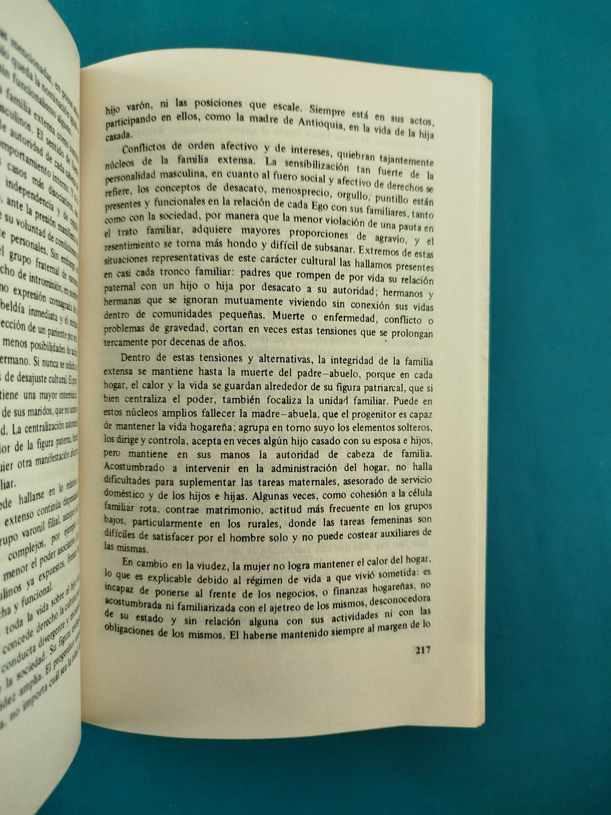 Familia y cultura en Colombia by Virginia Gutiérrez de Pineda
