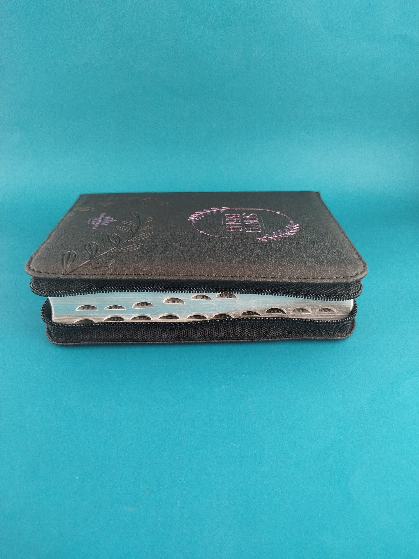 Biblia rvr 60 negro sello rosa con índice by Reina Valera 1960