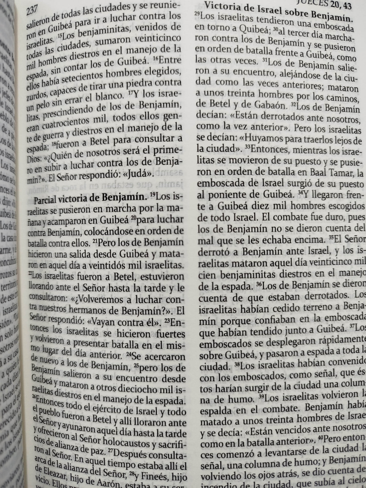 Biblia Latinoamérica grande azul Tapa Dura by Varios