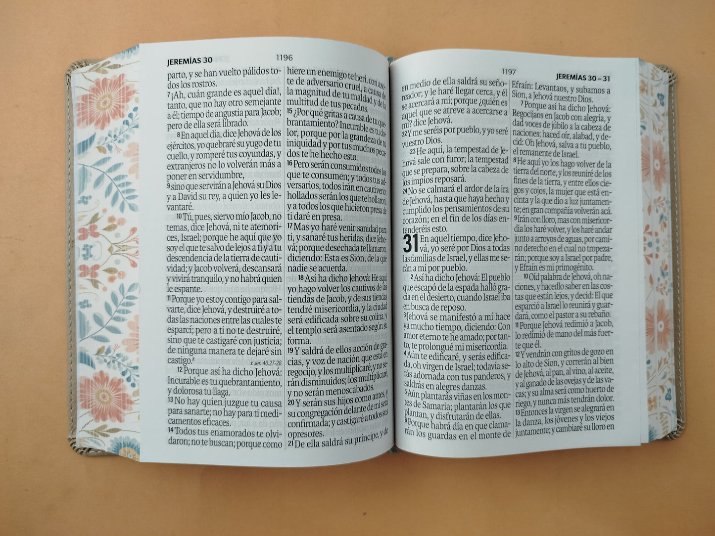 Biblia rvr 1960 letra grande beige flores - canto decorado sin cierre