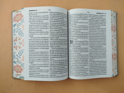 Biblia rvr 1960 letra grande beige flores - canto decorado sin cierre