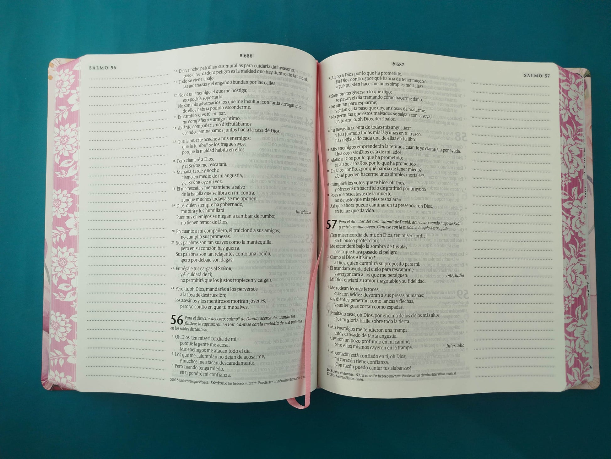Biblia Inspira letra grande rosa - flores by Tyndale House Publishers