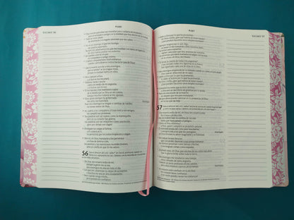 Biblia Inspira letra grande rosa - flores by Tyndale House Publishers