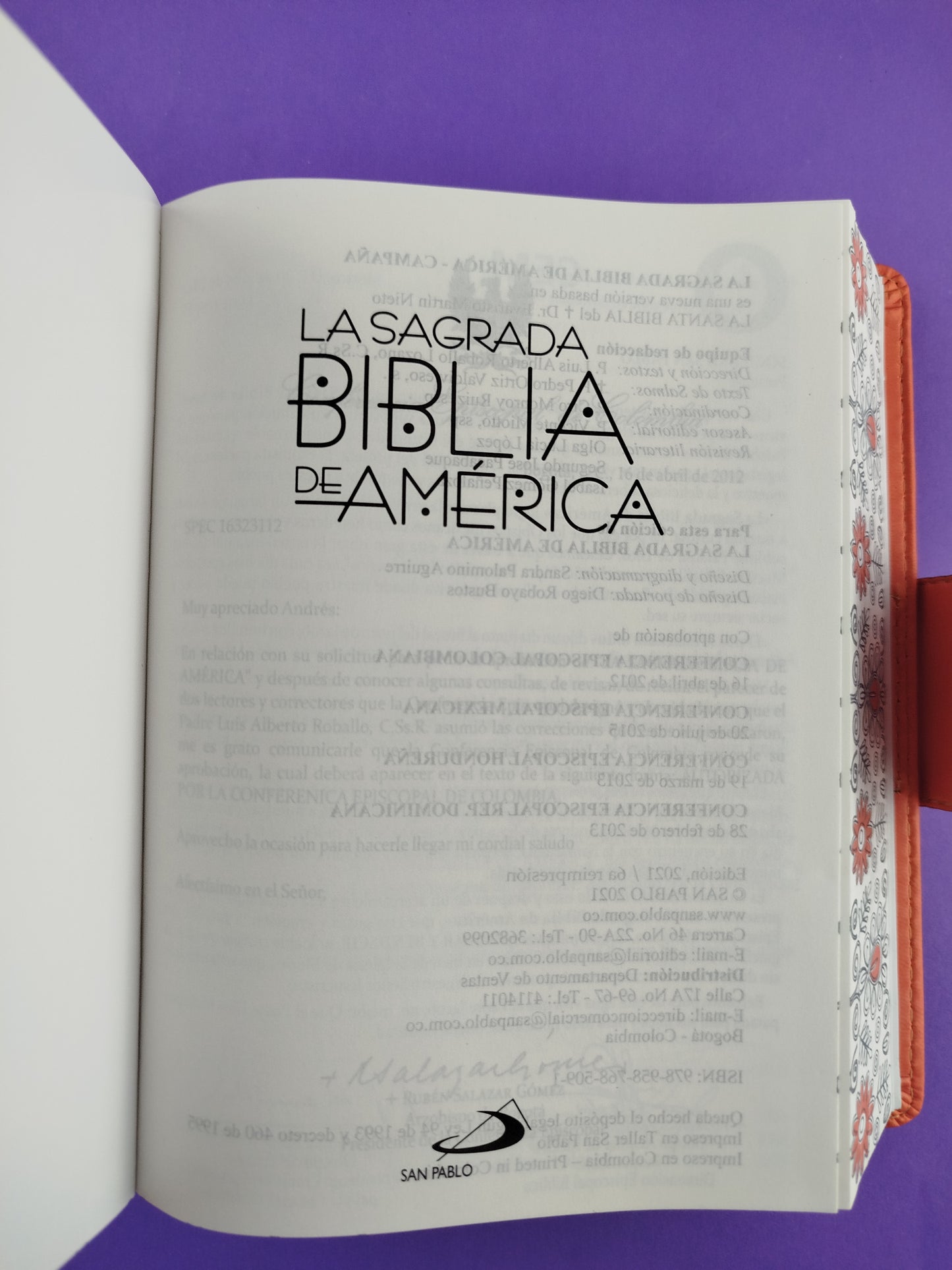 Sagrada biblia de américa naranja flores de lujo con broche