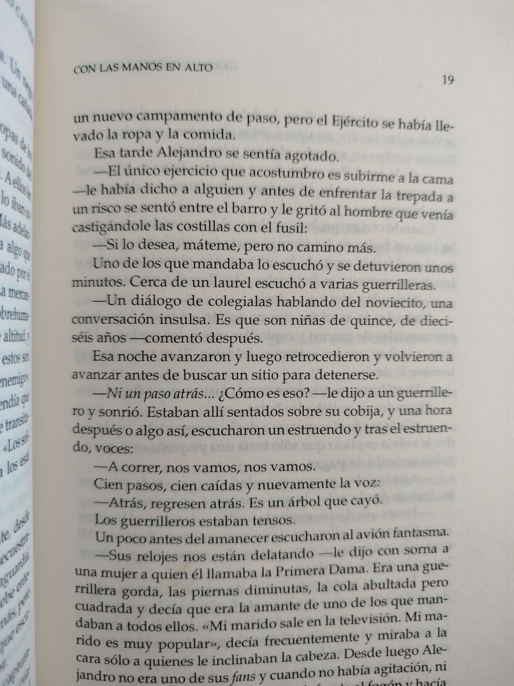 con las manos en alto by Germán Castro Caycedo