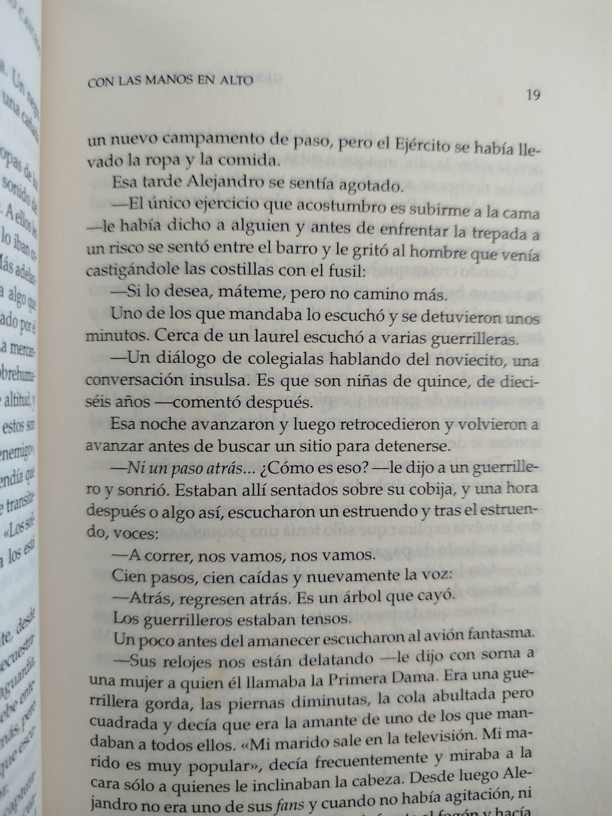 con las manos en alto by Germán Castro Caycedo
