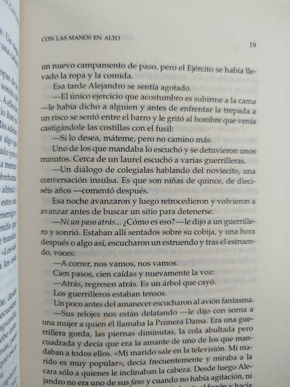 con las manos en alto by Germán Castro Caycedo