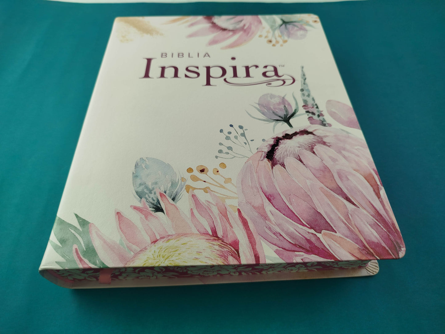 Biblia Inspira letra grande rosa - flores by Tyndale House Publishers