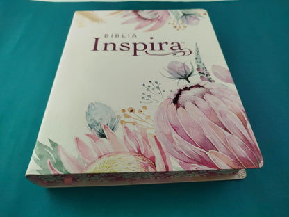 Biblia Inspira letra grande rosa - flores by Tyndale House Publishers