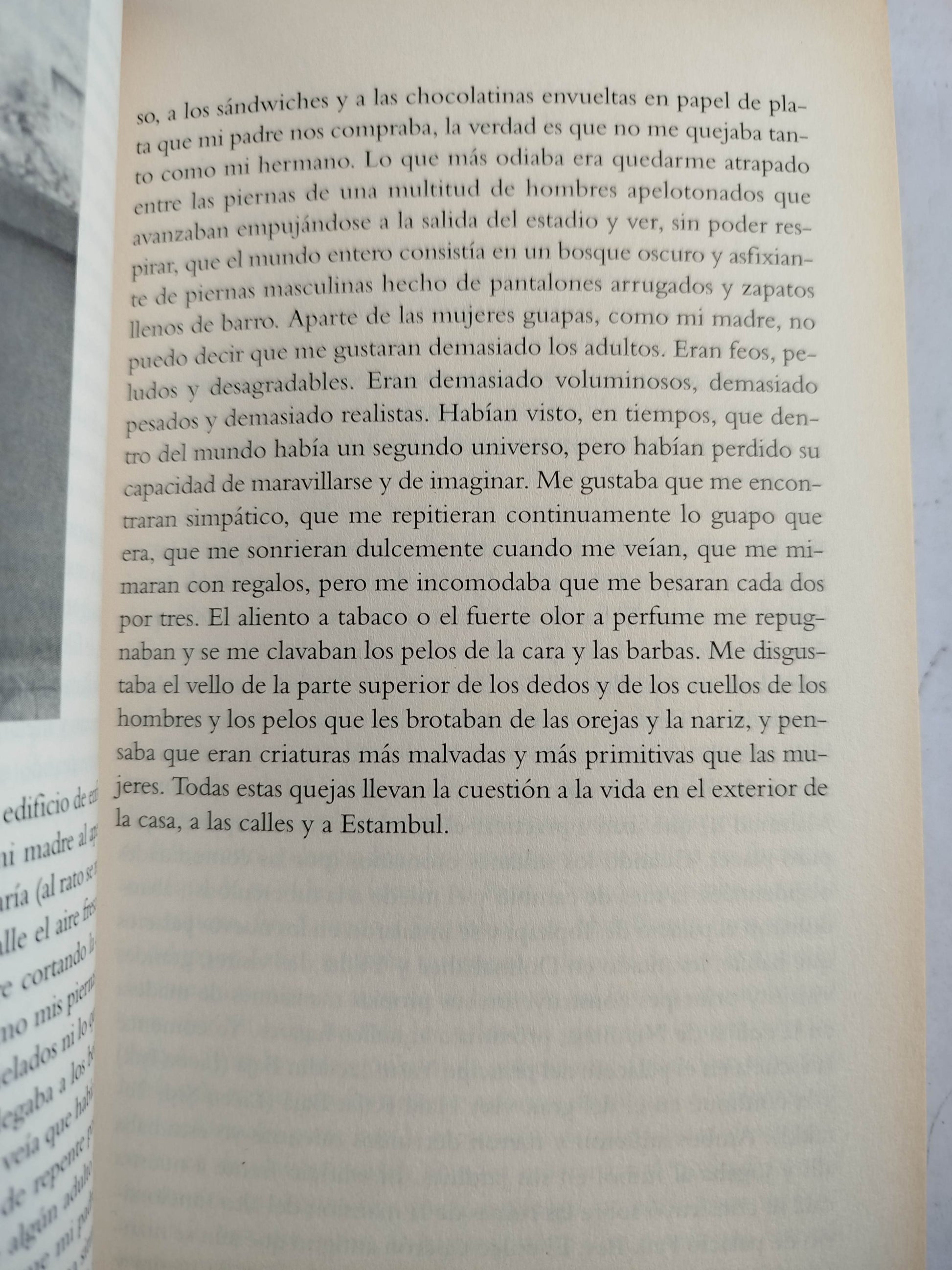 Estambul ciudad y recuerdos by Orhan Pamuk