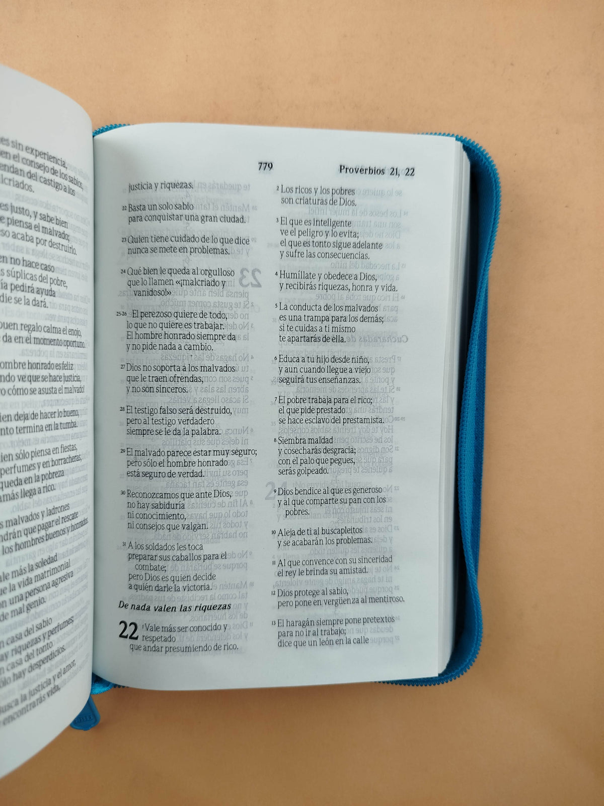 Biblia tla aguamarina con cierre by Traducción en Lenguaje Actual