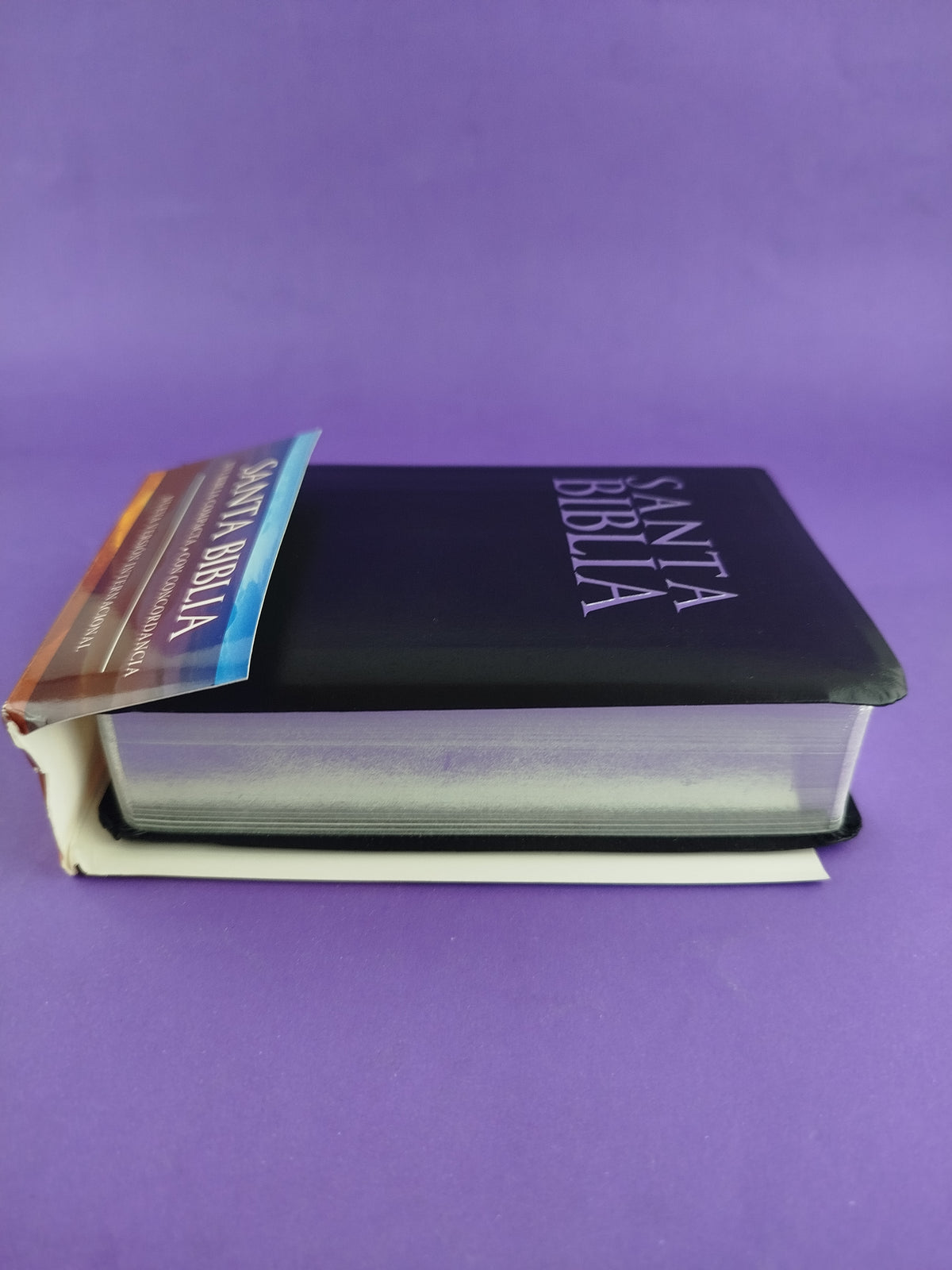 Biblia nvi compacta negra pequeña by Nueva Versión Internacional