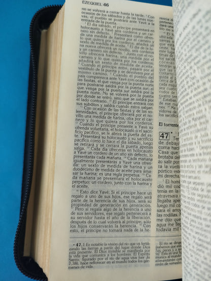 Biblia latinoamericana con cierre color negro