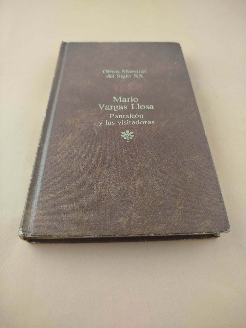 Pantaleón y las visitadoras by Mario Vargas Llosa