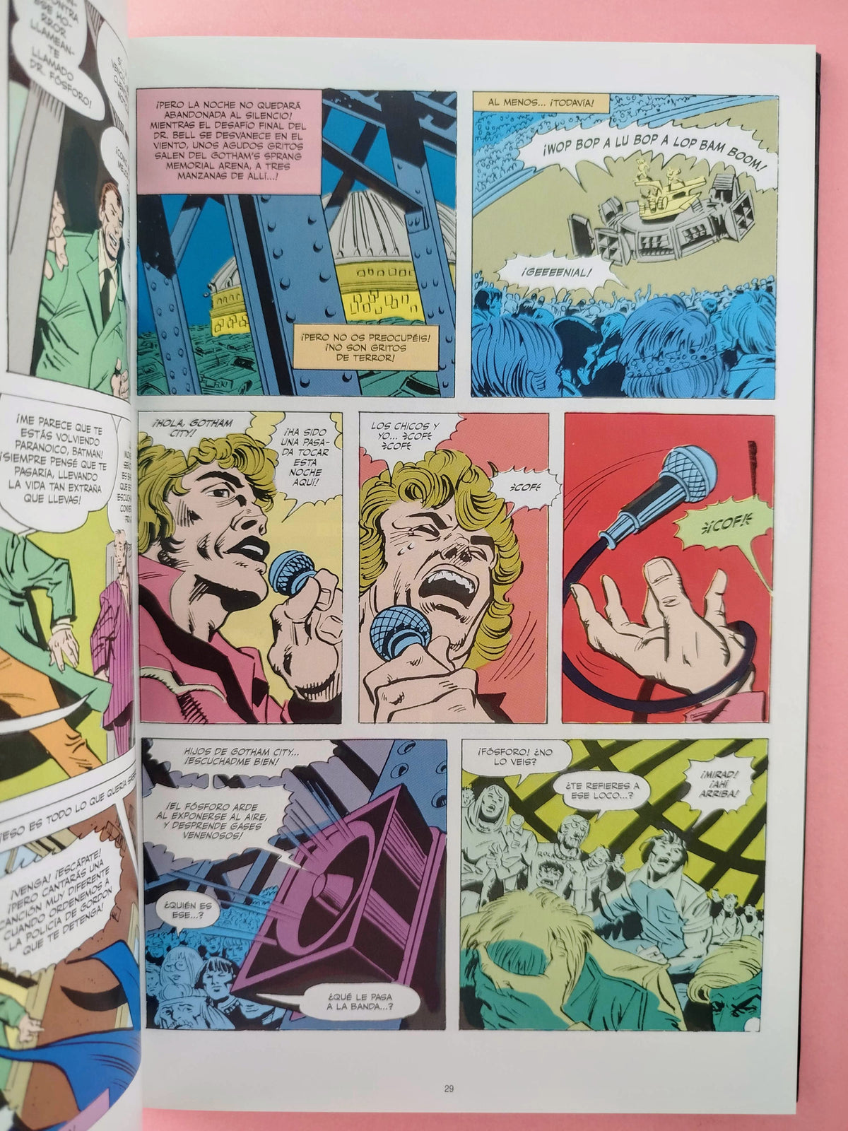 Batman: Extrañas apariciones Volumen 44 by V C Andrews