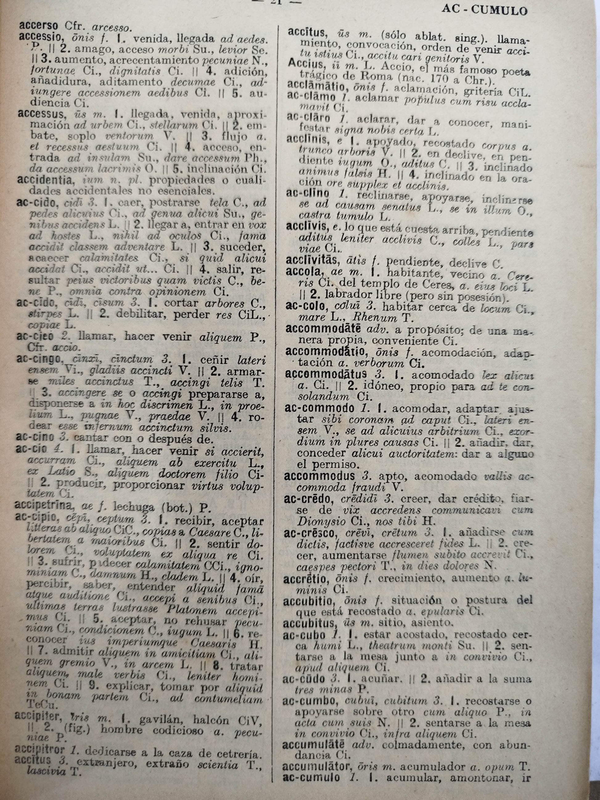 Diccionario manual latino-español y español-latino by Placido Mugica