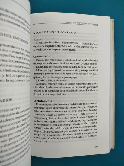 El abogado de la mujer consultorio jurídico en su casa