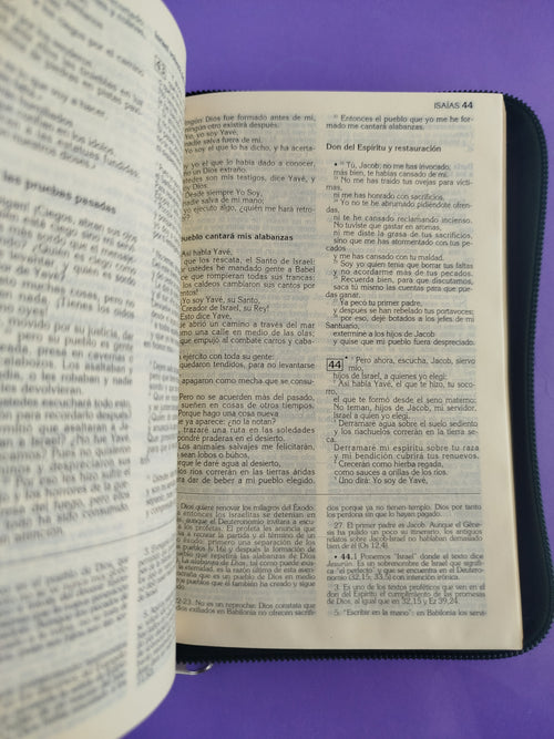 Biblia latinoamericana pequeña con cierre verde by Varios