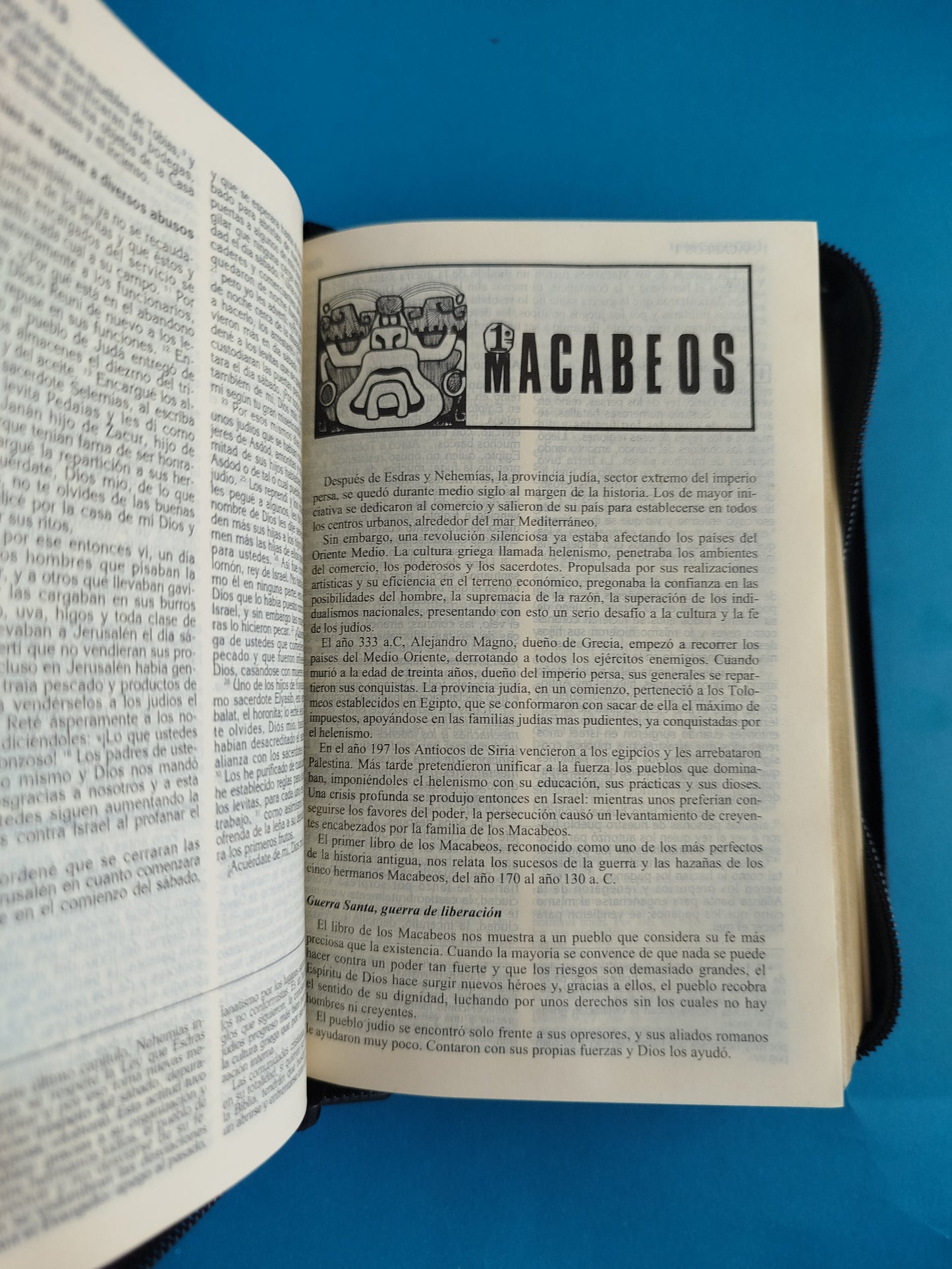 Biblia latinoamericana con cierre color negro