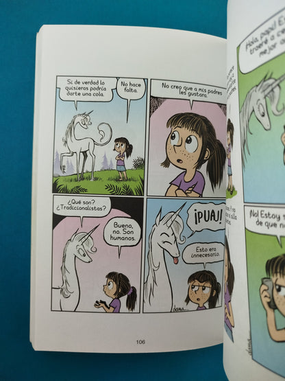 Cloe Y Su Unicornio. Una Amiga Muy Especial by Dana Simpson