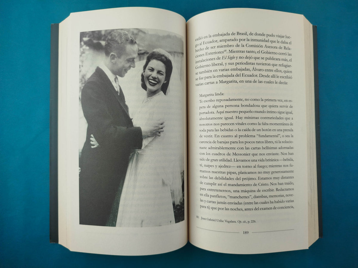 Álvaro Su Vida Y Su Siglo by Juan Esteban Constaín