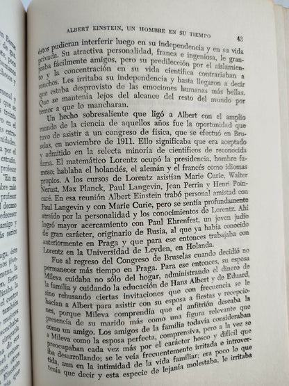 Un hombre en su tiempo by Albert Einstein