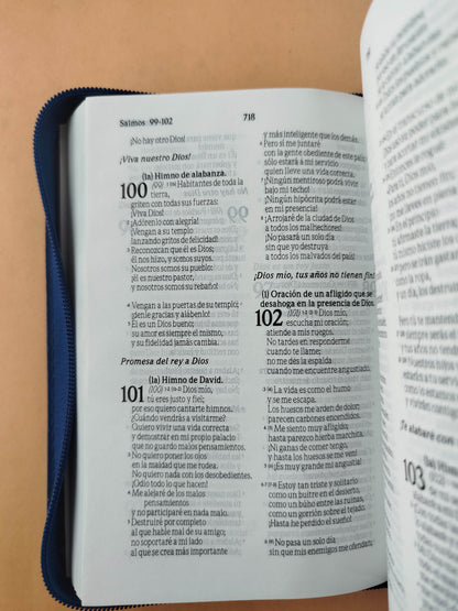 Biblia tla azul oscuro con cierre by Traducción en Lenguaje Actual
