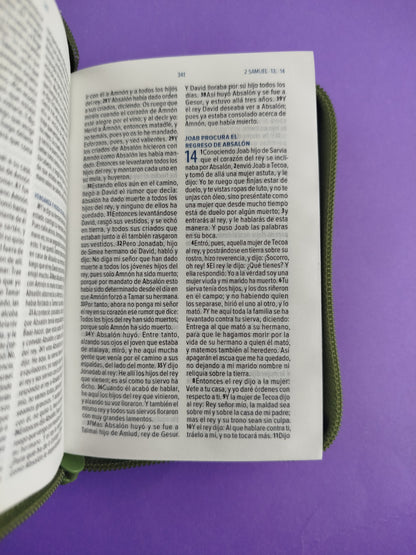 Biblia mini verde con cierre canto plateado