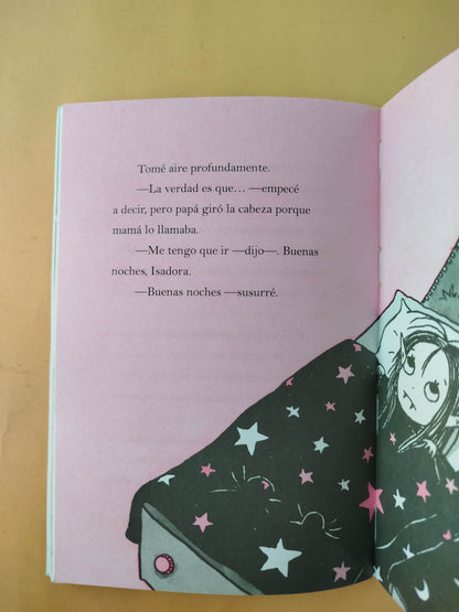 Isadora Moon va de campanento by Harriet Muncaster