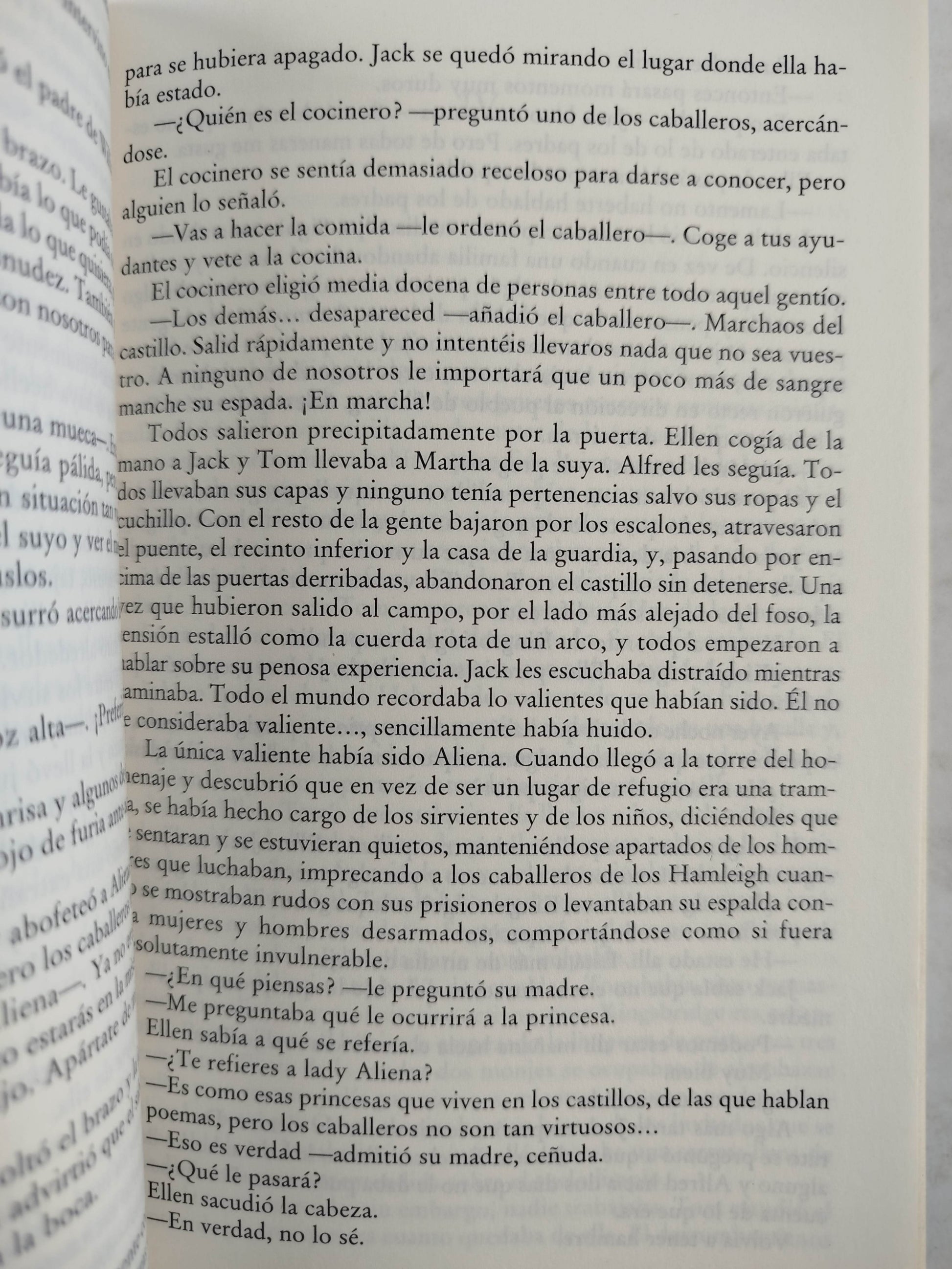 Los Pilares de la tierra by KEN FOLLETT