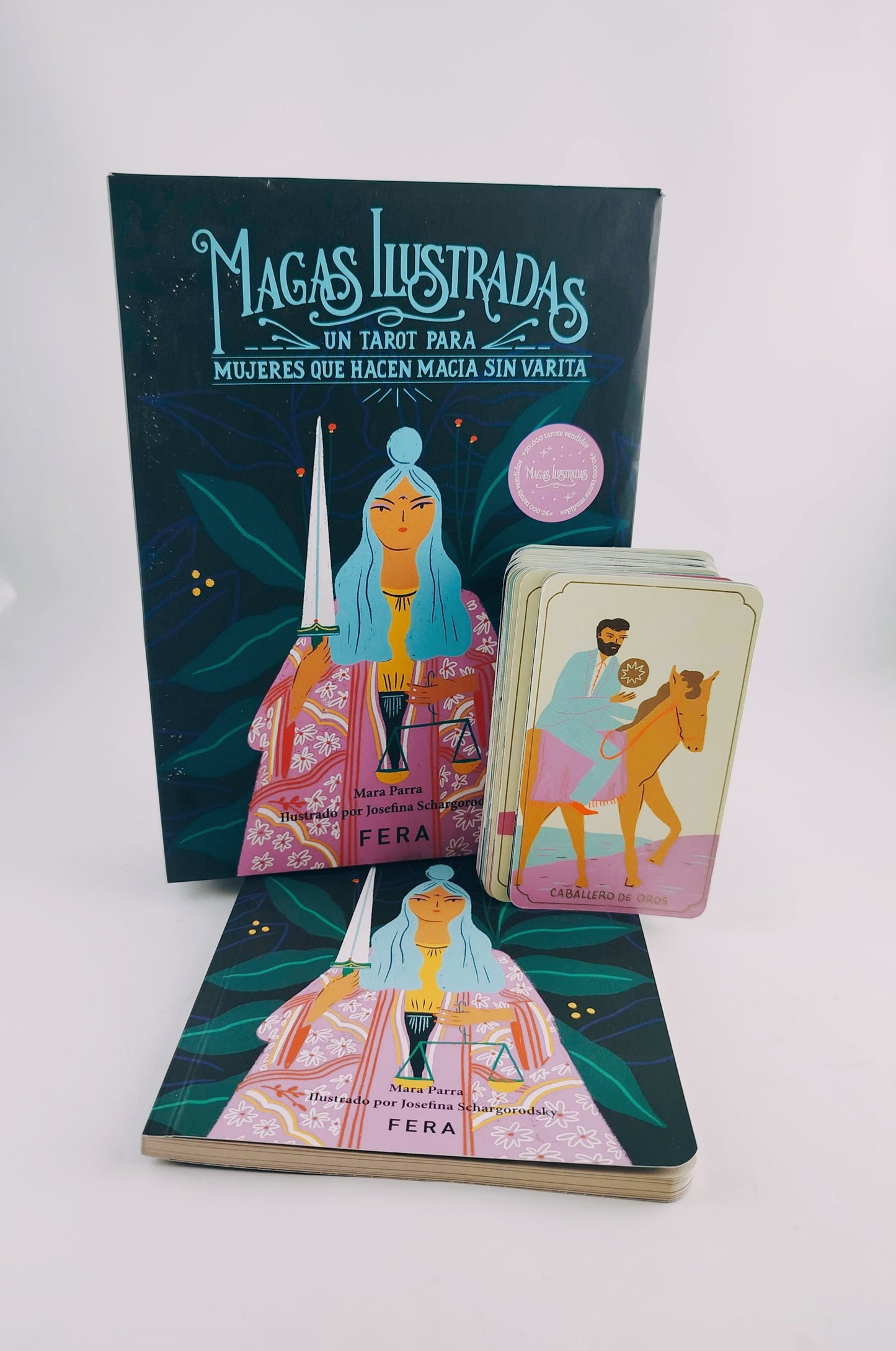 Magas Ilustradas un tarot para mujeres que hacen magia sin varita by Mara Parra