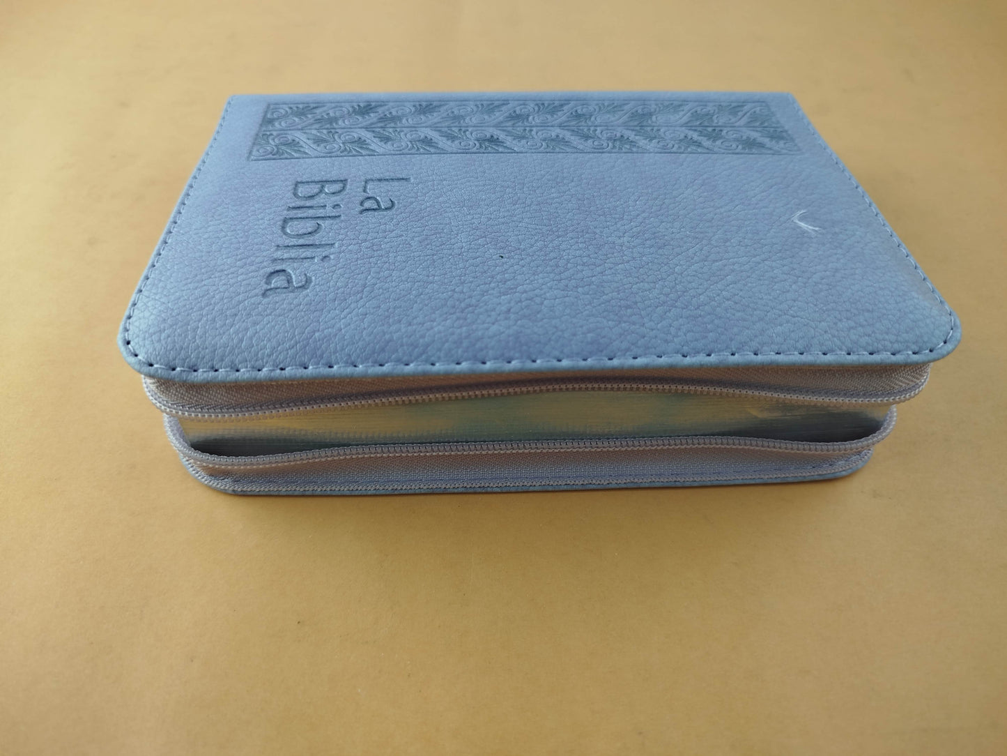 Biblia tla lila con estuche borde platiado