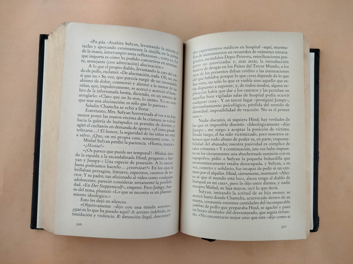 Los Versos Satanicos by Salman Rushdie