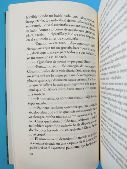 El niño con el pijama de rayas