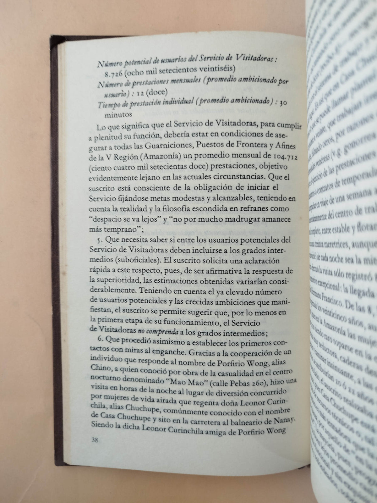 Pantaleón y las visitadoras by Mario Vargas Llosa