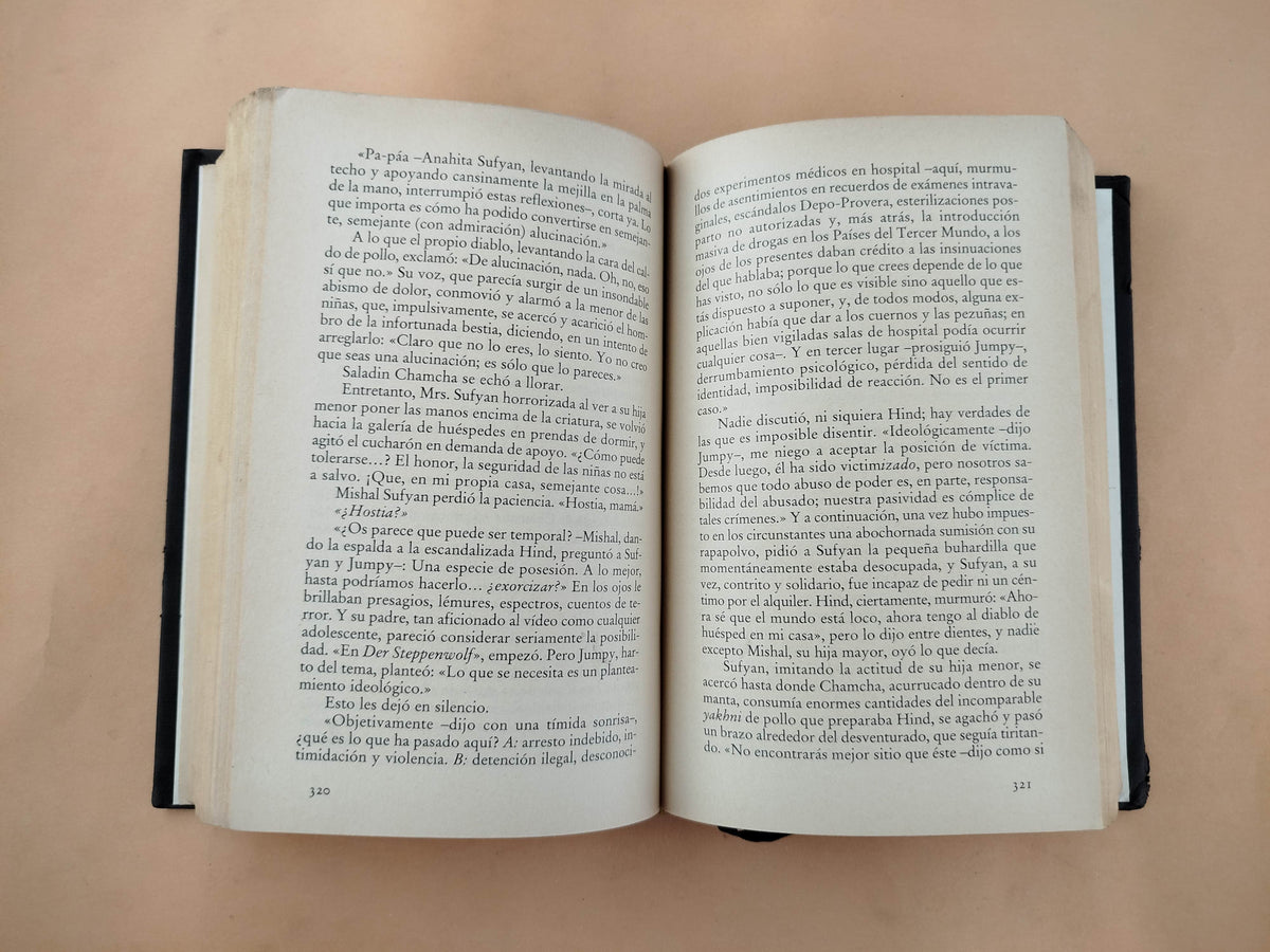 Los Versos Satanicos by Salman Rushdie