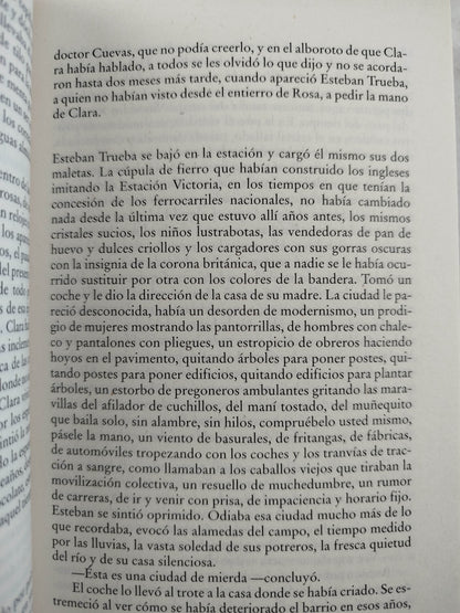 La casa de los espíritus by Isabel Allende