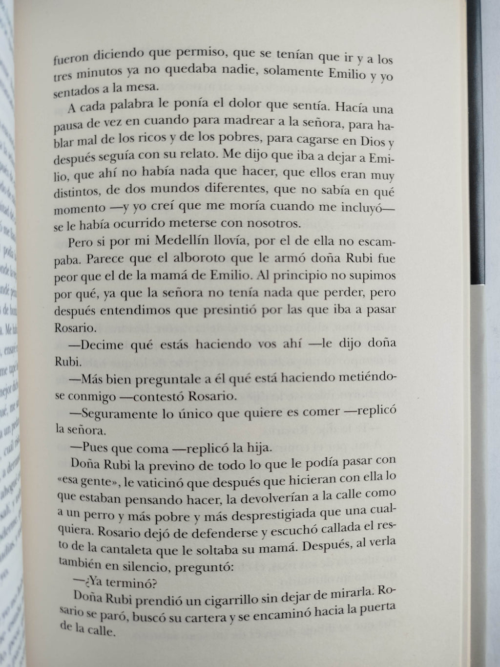 Rosario tijeras by Jorge Franco